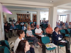 Στιγμιότυπο από την τελευταία ημέρα των εργασιών του συνεδρίου του Συνδέσμου Μουσείων Τυπογραφίας της Ευρώπης που πραγματοποιήθηκαν στο Ινστιτούτο Επαρχιακού Τύπου (Ίδρυμα “Αγία Σοφία”) στους Αγίους Πάντες Αποκορώνου