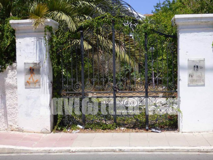 Η εκτίμηση του Πολυτεχνείου είναι ότι μέχρι τα αρχές του νέου χρόνου θα έχει στα χέρια του τη μουσειολογική μελέτη για τη μετατροπή της Γαλλικής Σχολής σε μουσείο. Για την ώρα πάντως είναι απαραίτητη μια καλή αποψίλωση για τα ξερόχορτα σε λίγο θα “πνίξουν” το κτήριο.