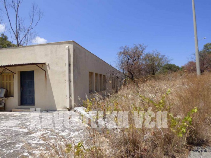 Τα κτήρια είναι σε πολύ κακή κατάσταση, ενώ τα ξερόχορτα έχουν καταλάβει όλους τους εξωτερικούς χώρους στο πρώην ψυχιατρείο Χανίων.