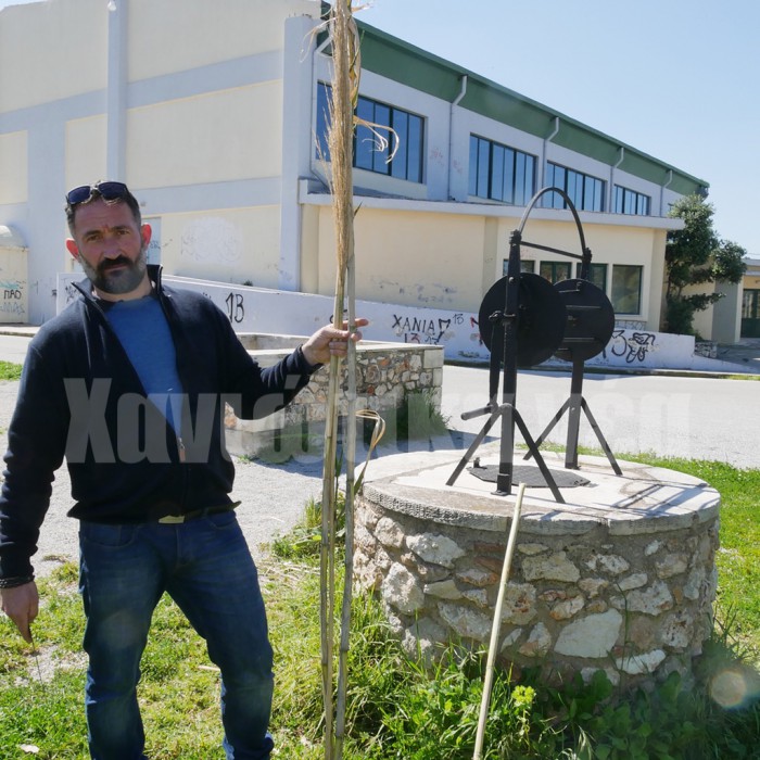 Ο κ. Φραγκιαδάκης, αφού έκοψε και καθάρισε τα καλάμια, χρησιμοποίησε για το σώμα του χαρταετού τέσσερα από αυτά με ίδιο πάχος και μήκος, σχηματίζοντας οκτώ πλευρές.