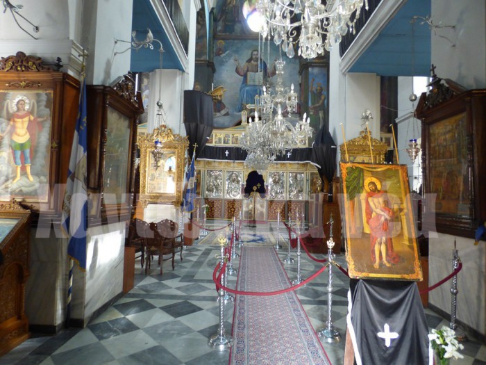 Τα αρχιτεκτονικά στοιχεία του ναού, όπως λαξευτοί πεσσοί, τα γείσα και τα πλαίσια των ανοιγμάτων, συνδέονται περισσότερο με την παράδοση που διαμορφώθηκε στα χρόνια της Βενετοκρατίας