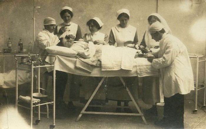 Αναισθησία με αιθέρα και χειρουργική επέμβαση σε ασθενή το 1906. Αξιοσημείωση η μη χρήση χειρουργικής μάσκας (λόγω άγνοιας) από γιατρούς και εργαλειοδότριες.