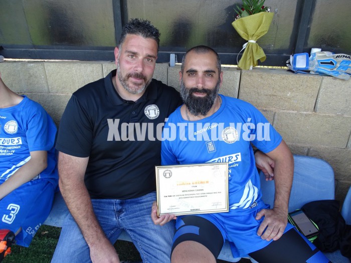 Ο πρόεδρος της Περγάμου Δ. Ακουμιανάκης με τον Σάββα Μπελώνη που τιμήθηκε για την προσφορά του στην ομάδα των Βρυσσών.