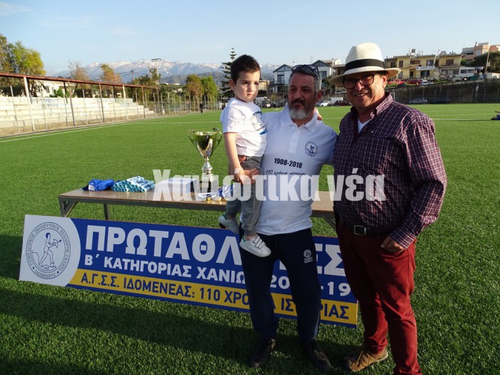 Ο πρόεδρος του πρωταθλητή Γιώργος Κορκίδης με ένα φίλο της ομάδας από τη Νότια Αμερική.