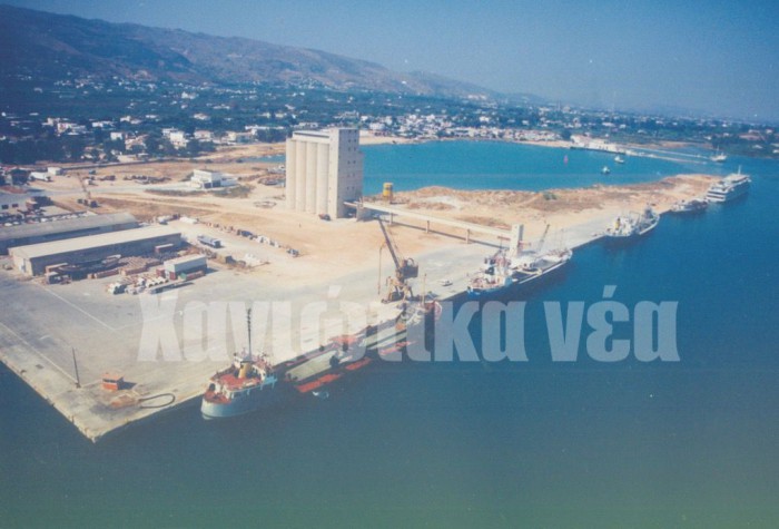 Η ιχθυόσκαλα και το αλιευτικό λιμάνι, και το εμπορικό τμήμα πριν ανακατασκευαστεί για τις ανάγκες της κρουαζιέρας (αρχείο Χ.Ν)