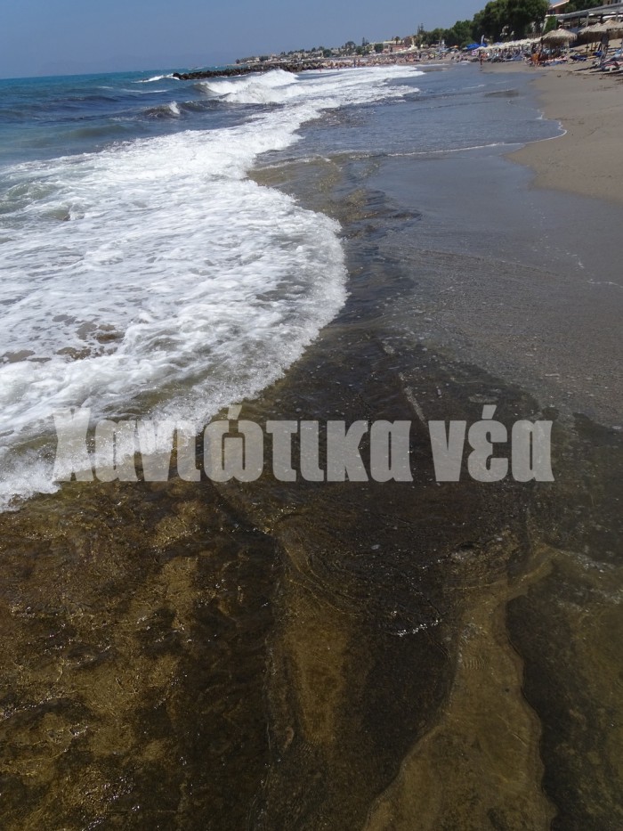 Σε πολλά σημεία της παραλίας στα σύνορα Αγ. Μαρίνας και Πλατανιά έχει απομακρυνθεί η άμμος και έχει εμφανιστεί στην επιφάνεια πέτρινη πλάκα