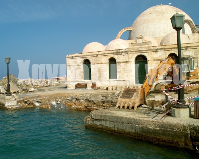Από τις εργασίες στο ενετικό λιμάνι το 2002 για την αντιμετώπιση των σπηλαιώσεων που τότε είχαν εντοπιστεί.