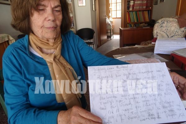 Η κα Ευαγγελία Νικολακάκη -Μανιουδάκη με ένα αντίγραφο
του τελευταίου γράμματος
του συγχωριανού της Φανούρη Κατσουλάκη που το συνέταξε μια μέρα πριν την εκτέλεσή του.