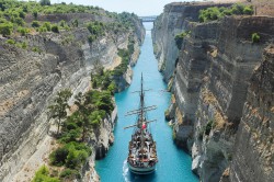 ΤΟ ΙΤΑΛΙΚΟ ΙΣΤΙΟΦΟΡΟ ΠΑΛΙΝΟΥΡΟ ΔΙΕΣΧΙΣΕ ΤΟΝ ΙΣΘΜΟ ΚΟΡΙΝΘΟΥ