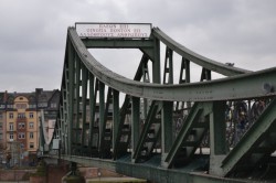 Frankfourti-Brigde-1-700x467
