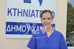 Η εθελόντρια Γερμανίδα κτηνίατρος Melani Stehle που έχει έρθει αρκετές φορές στα Χανιά για να προσφέρει αφιλοκερδώς τις υπηρεσίες της