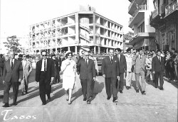 Ο δικτάτορας Γ. Παπαδόπουλος και άλλοι συνοδοιπόροι του στη Πλατεία Δημοτικής Αγοράς. Πίσω το υπό ανέγερση τότε κτήριο που σήμερα στεγάζει την Τράπεζα της Ελλάδας (φωτ. Τ. Πρωτοψάλτης)