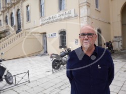 Ο κ. Βάμβουκας λίγο μετά την έξοδο του από την εισαγγελία Χανίων όπου κλήθηκε να καταθέσει ως μάρτυρας για την υπόθεση του Ποδηλατοδρόμιου στο Ακρωτήρι.