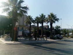 Οι κάτοικοι της περιοχής περιμένουν εδώ και χρόνια την ανάπλαση της κεντρικής πλατείας της Σούδας προκειμένου αν αναβαθμιστεί η συνοικία. 