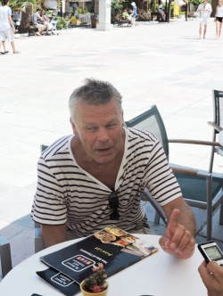 «Όταν ήρθαμε μας είπε η ξεναγός να αποφύγουμε να κινηθούμε με το αυτοκίνητο γιατί δεν υπάρχουν χώροι στάθμευσης. Και πράγματι αυτό διαπίστωσα  και εγώ τον χρόνο που είμαστε εδώ», υπογράμμισε ο Ντροπ από την Ολλανδία 