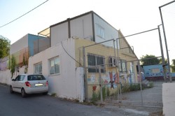 Τα Δημοτικά Σχολεία του Γαλατά δεν είναι τα μόνα που στεγάζονται ακόμα σε προκάτ. Αντίστοιχα προβλήματα παρατηρούνται και σε άλλες περιοχές όπως το Ακρωτήρι 