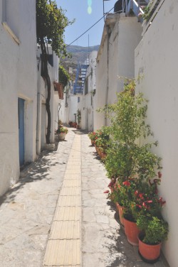 Τα Ακούμια οι δρόμοι του θυμίζουν αιγαιοπελαγίτικη αρχιτεκτονική