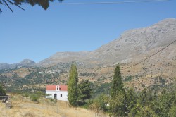 Πανόραμα της βουνοκορυφής του Κέδρου από την εκκλησία του Σωτήρος Χριστού με υψόμετρο 1777 μέτρα.