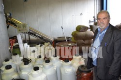 «Η φορολόγηση έχει αναγκάσει πολλούς παραγωγούς να θέλουν να βγάλουν το λάδι τους “μαύρο” χωρίς έγγραφα, παραστατικά, αποδείξεις» καταγγέλει ο κ. Δ. Βλαστάκης πρόεδρος του Α.Σ. Γραμβούσας.  