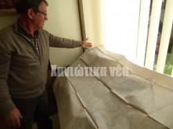Ο κ. Π. Βογιατζάκης με τους χάρτες πολεοδομικού σχεδιασμού της Νέας Κυδωνίας. Στην πιο τουριστική περιοχή των Χανίων τα σχέδια για πολεοδομικό σχεδιασμό έμειναν... σχέδια
