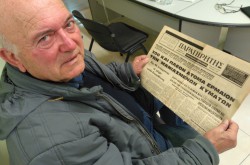 Ο κ. Σταύρος Λαγωνικάκης κρατά στα χέρια του την εφημερίδα "Παρατηρητής" με το ρεπορτάζ του τραγικού ναυαγίου