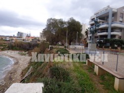 Οι κατολισθήσεις συνεχίζονται εδώ και χρόνια μπροστά από τη Βίλα Κούνδουρου και πλέον απειλείται άμεσα το μνημείο των πεσόντων αεροπόρων