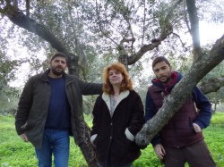 Από αριστερά ο Νίκος Κοκολαντωνάκης, η Πόπη Κοκολαντωνάκη και ο Νίκος Παπασταματάκης σε ελαιώνα τους στο Νιο Χωριό Αποκορώνου
