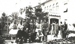 Εύζωνοι και βρακοφόροι μετά την κηδεία στο σπίτι του Βενιζέλου στη Χαλέπα. Σύμφωνα με μία μαρτυρία μεταξύ των εικονοζόμενων είναι ο Γιάννης Βάζος παίκτης τότε του Ολυμπιακού (τρίτος από αριστερά στους καθήμενους) και ο Φίλιππος Κουράντης επίσης παίκτης του Ολυμπιακού (στους όρθιους ο τέταρτος αριστερά)