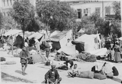 Φθινόπωρο 1922 - Έλληνες πρόσφυγες από τη Μικρά Ασία σε πρόχειρες σκηνές στον Πειραιά - πηγή «www.pappaspost.com»