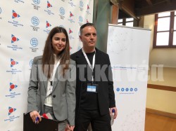 Ο Στηβ Βρανάκης από τη Google μαζί με συντονίστρια κοπέλα από το συνέδριο. 