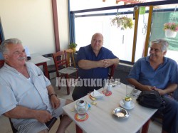 «Από τον Απρίλη, έχουμε πάει στον Ιούνη και τώρα μας λένε για το Νοέμβριο, ε δεν είναι για γέλια;» λένε κάτοικοι και θαμώνες της περιοχής