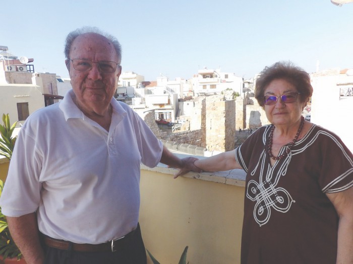 Η αρχιτέκτονας Φωτεινή Καραβιτάκη - Παπαμαρκάκη με τον σύζυγό της παιδίατρο και πρόεδρο του Συλλόγου Κατοίκων της Παλιάς Πόλης  Μάρκο Καραβιτάκη, στο σπίτι τους στην Αγίων Δέκα 2, με τη μοναδική θέα στα στενά της παλιάς πόλης, στο Βυζαντινό τείχος μέχρι... το πανέμορφο Ενετικό λιμάνι
