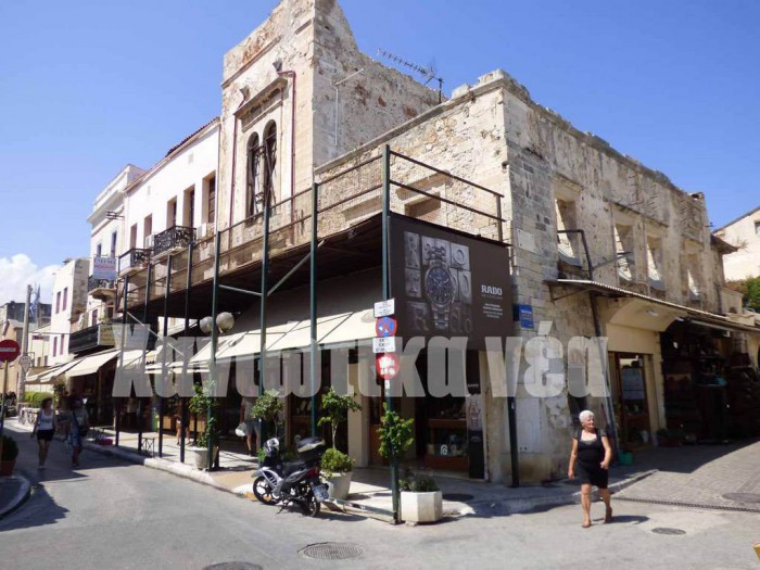 Γνώριμη εικόνα για πάνω από μια δεκαετία αυτή του παλιού Δημαρχείου.