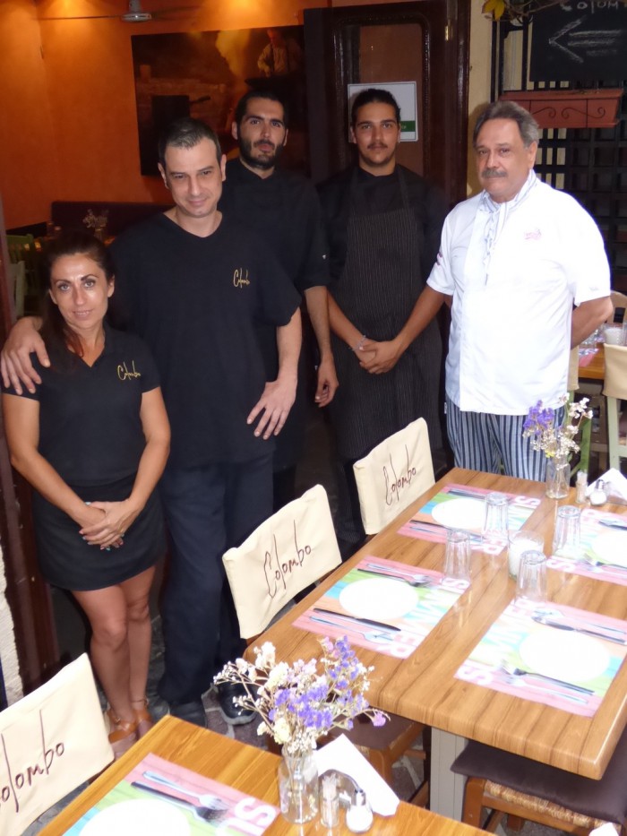 «Κράτησα το παλιό όνομα όταν ανέλαβα το μαγαζί πριν από 4 χρόνια γιατί είναι συνδεδεμένο με μία από τις ιστορικότερες περιοχές των Χανίων, το Κολόμπο λέει ο Μιλτιάδης Φραγκάκης (δεύτερος από αριστερά) μαζί με το προσωπικό του Colombo στην φωτογραφία