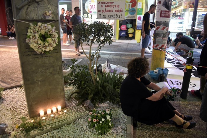 Στις 18 Σεπτεμβρίου 2014 γίνονται τα αποκαλυπτήρια του μνημείου του Παύλου Φύσσα στο Κερατσίνι. Ο αντιφασίστας ράπερ είχε δολοφονηθεί ένα χρόνο πριν από το μέλος της Χρυσής Αυγής Γιώργο Ρουπακιά. Στα χρόνια των μνημονίων το “αυγό του φιδιού” εκκολάφτηκε και η Χρυσή Αυγή μπήκε για πρώτη φορά στη Βουλή το 2012. 