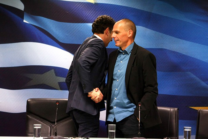  Παρασκευή 30 Ιανουαρίου 2015. Ο τότε υπουργός Οικονομικών Γιάννης Βαρουφάκης και ο πρόεδρος του Eurogroup Γερούν Ντάισελμπλουμ παραχωρούν συνέντευξη τύπου μετά το τέλος της συνάντησής τους. Ο Ντάισελμπλουμ ψιθυρίζει στο αυτί του Βαρουφάκη για να ακολουθήσει το περίφημο «ουάου» του Έλληνα οικονομολόγου.