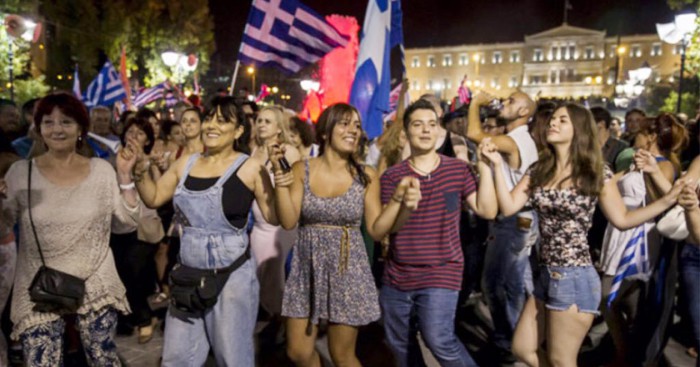  5 Ιουλίου 2015. Πολίτες στην πλατεία Συντάγματος πανηγυρίζουν χορεύοντας για την επικράτηση του “ΟΧΙ” στο δημοψήφισμα.