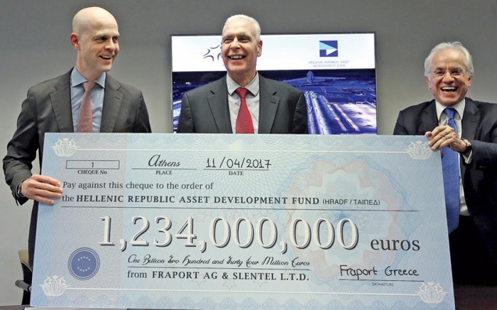  Παρασκευή 12 Φεβρουαρίου 2016. Αγρότες από την Κρήτη φωνάζουν συνθήματα κατά τη διάρκεια πορείας διαμαρτυρίας προς τη Βουλή, στην Αθήνα. Το παρουσιαστικό του Στάθη Στιβακτάκη τραβάει το ενδιαφέρον των κοινωνικών δικτύων και των Αθηναϊκών ΜΜΕ.
