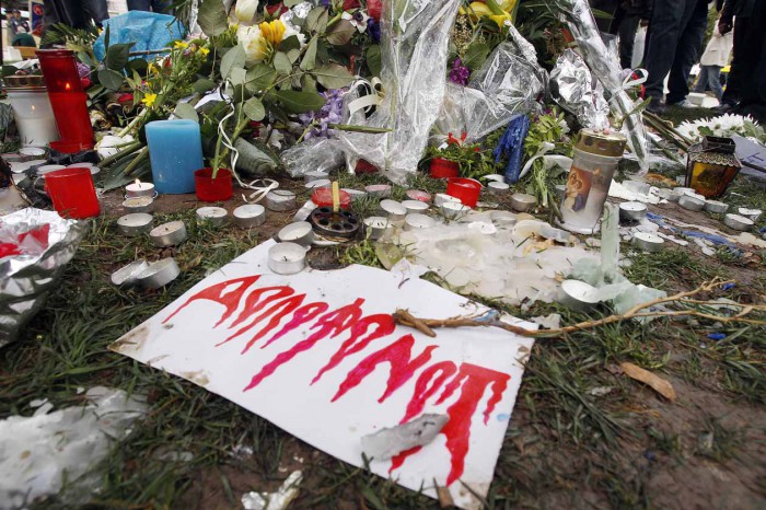 Πέμπτη 5 Απριλίου 2012.Κόσμος αφήνει σημειώματα και λουλούδια στο σημείο όπου αυτοκτόνησε ο 77 χρονος συνταξιούχος φαρμακοποιός στην πλατεία Συντάγματος. Η αυτοκτονία σχετίστηκε με την οικονομική κρίση, όπως προέκυψε από το σημείωμα που άφησε ο αυτόχειρας.