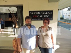 Η έκθεση γίνεται με πρωτοβουλία της κ. Μαρίας Βλαχάκη και του κ. Οδυσσέα Παπαδογιωργάκη που έχουν τον εκθεσιακό χώρο στην Cretan Genesis Art Gallery (εμπορικό κέντρο OLEA) στον Πλατανιά.