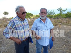 Οι κ. Κ. Μανιουδάκης (αριστερά) και Γ. Λιοδάκης μιλούν για τις ανησυχίες των κατοίκων του Αγ. Ματθαίου σε ενδεχόμενη πυρκαγιά