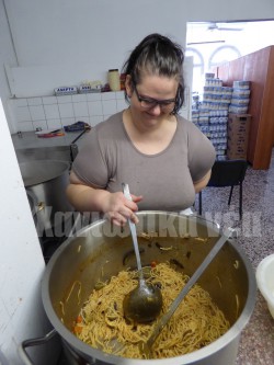 «Τελευταία έχει αυξηθεί η κίνηση και το ένα τσικάλι δεν αρκεί» μας λέει η Σπυριδούλα μαγείρισσα στα Συσσίτια 