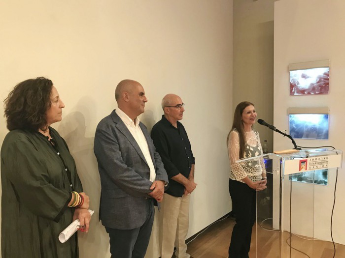 Από δεξιά: η εικαστικός Αντωνία Παπατζανάκη, ο πρόεδρος της Δημοτικής Πινακοθήκης Γιώργος Βαρουδάκης, ο δήμαρχος Χανίων Αναστάσιος Βάμβουκας και η έφορος - προϊσταμένη της Πινακοθήκης Αθηνά Γιαννουλάκη