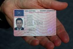 Δείγμα με την όψη του νέου διπλώματος οδήγησης της Ευρωπαίκής Ένωσης που θα δίνεται και στην Ελλάδα, Τετάρτη 11 Ιουνίου 2008.