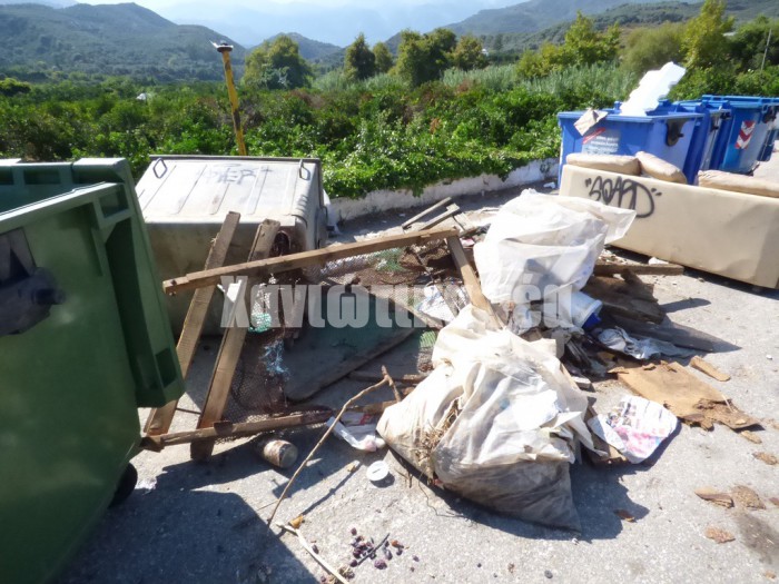 Πάνω στη γέφυρα του Φουρνέ στον δρόμο προς τον Ομαλό κάδοι και απορρίματα συνθέτουν μία απαράδεκτη εικόνα