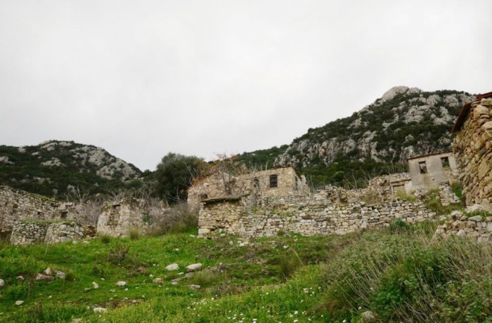 Κάποτε η Πολύχνη έσφιζε από ζωή. Σήμερα ίσως να συναντήσεις ένα αετό η να ακούσεις κανένα μαυροκόρακα