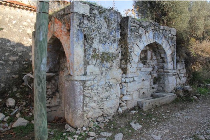 Η κρήνη του παλιού ελληνικού χωριού ακόμα στέκει έστω και πληγωμένη για να θυμίζει παλιές δόξες 