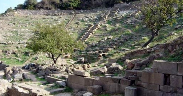 Το Αρχαίο θέατρο στις Ερυθρές 