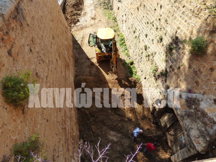 Στο συγκεκριμένο σημείο έμπαινε παλιότερα η θάλασσα και από την πύλη εισέρχονταν μέσα στα τείχη βάρκες 