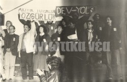 Η στιγμή που ανεβάζουν πανό μέσα στο δικαστήριο της "Ντεβ Γιόλ". Πρώτος δεξιά ο Κωστής Νικηφοράκης